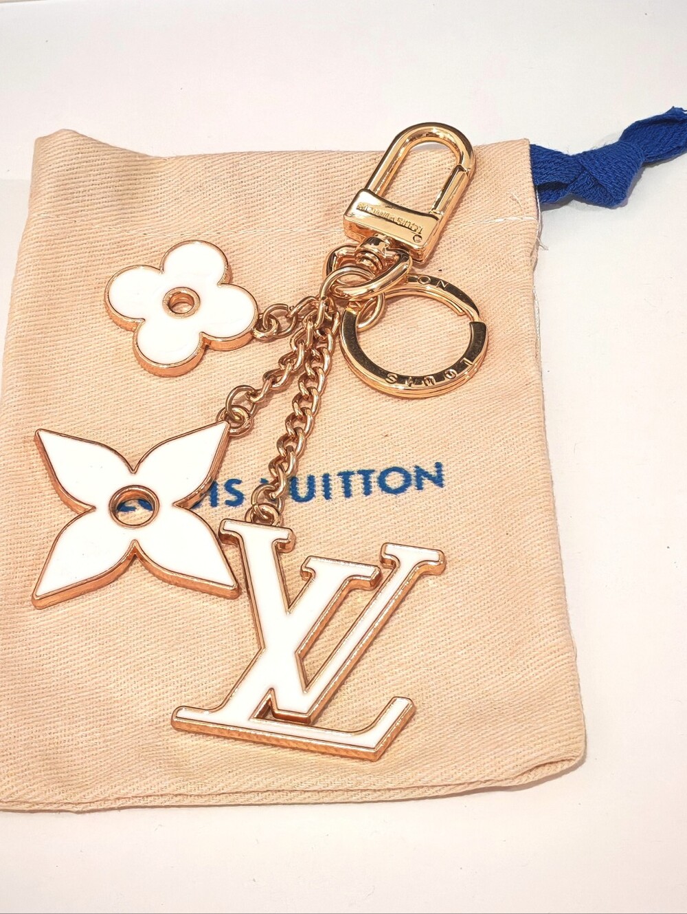 x sold x Louis Vuitton LV Logo Keychain